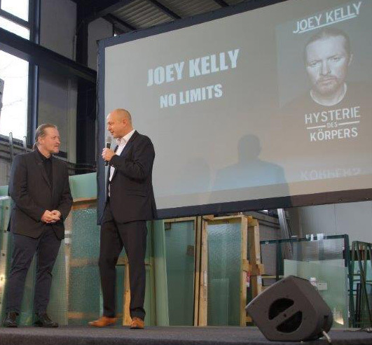 Veranstalter Markus Hennes (r.) begrüßt Redner Joey Kelly. - Glas Hennes