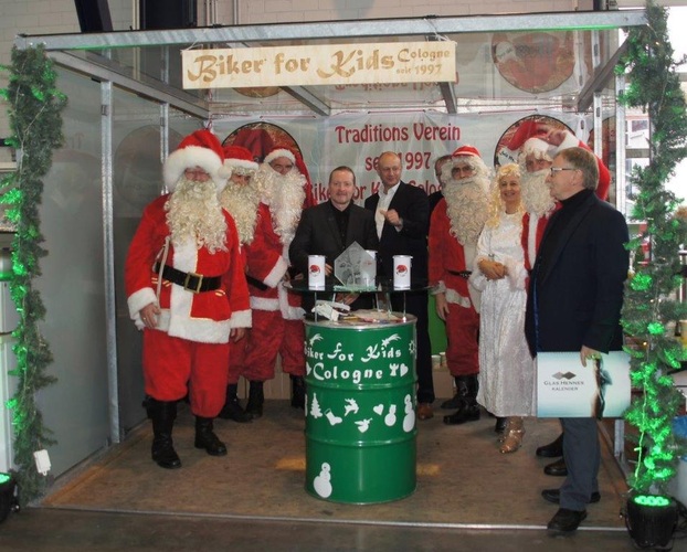 Mit dabei waren auch die Nikoläuse von “Biker for Kids Colongne”. Die alljährliche Weihnachtsspendenaktion des karikativen Vereins, dem auch Glas Hennes angeschlossen ist, geht an Einrichtungen für Kinder im Raum Köln. - Glas Hennes