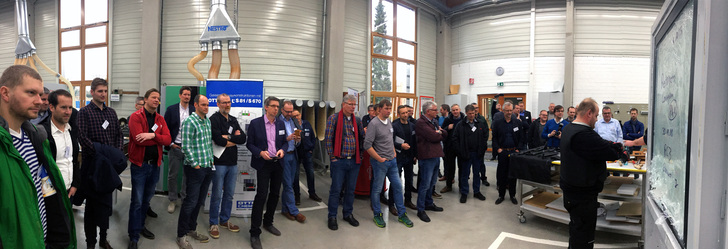 Einbruchsversuch am geklebten RC-3 Fenster auf dem Workshop bei Remmers in Löningen - Daniel Mund / GLASWELT