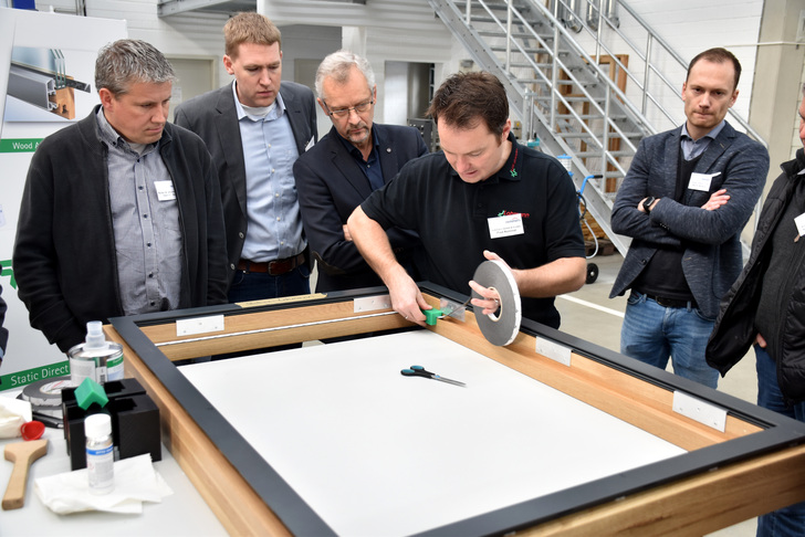Workshop zum "über die Schulter schauen" - hier wurde gezeigt, wie ein geklebtes RC3-Fenster produziert wird. - Daniel Mund / GLASWELT