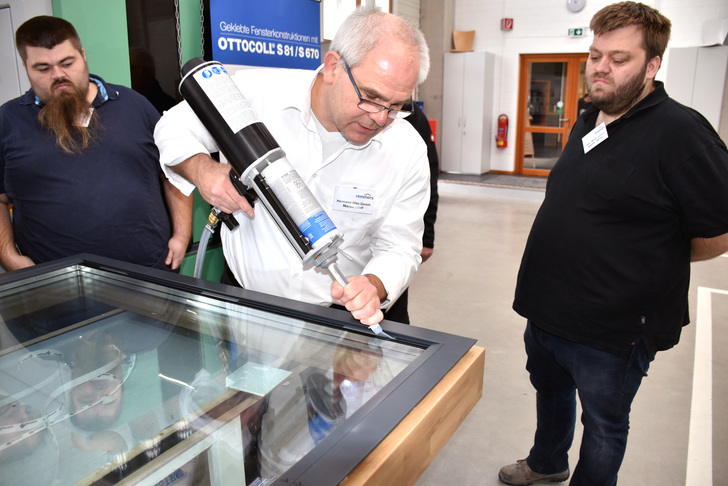 Für eine RC3-Glasanbindung kommt 2K-Silicon-Kleb- und Dichtstoff von Otto-Chemie zum Einsatz - Daniel Mund / GLASWELT