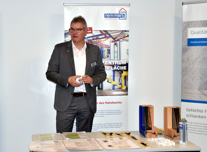 Martin Wiesmann, Remmers-Bereichsleiter RTS Remmers Technik Service Industrie Geschäftsbereich Holzfarben und Lacke erläutert im Workshop, was es bei der Umsetzung zu beachten gilt. - Daniel Mund / GLASWELT - © Daniel Mund / GLASWELT
