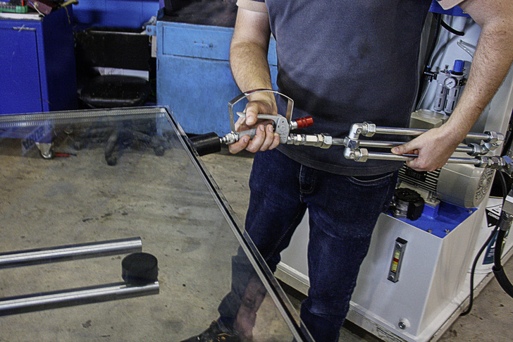 Der Dichtstoff auf Wasserbasis stellt keine Gefährdung der Mitarbeiter an der Anlage da und verbessert so die Arbeitsbedingungen, gleichzeitig wird damit das Gesundheitsrisiko minimiert. - tremco illbruck