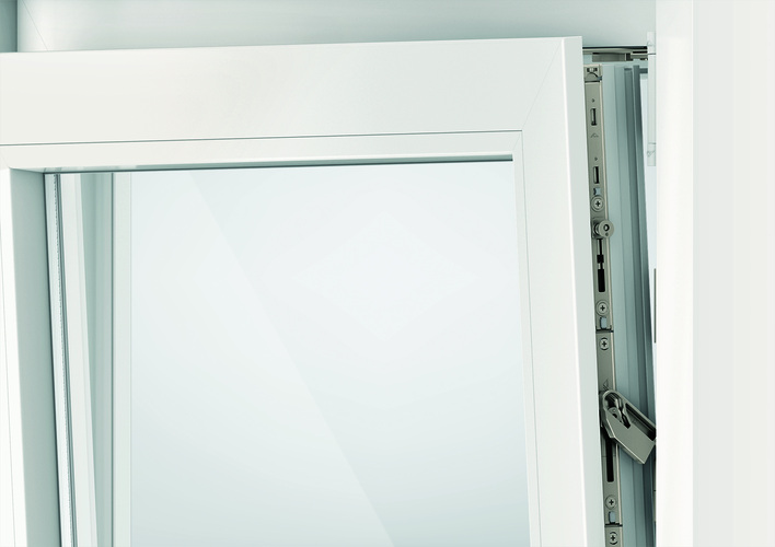 Doppelnutzen: Dank speziell entwickelter Schließstücke aus dem neuen Drehkipp-Portfolio “Roto NX“ stoßen Einbrecher auch bei gekippten Fenstern auf hartnäckigen Widerstand. - Roto