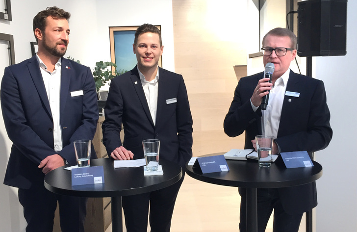 Johann Scheuringer auf der Pressekonferenz auf der BAU. Links im Bild Thomas Reibe, Bereichsleitung Entwicklung & Produktmanagement und in der Mitte der neue CSO (Chief Sales Officer) Stefan Wagner, zuletzt Bereichsleiter für Vertrieb. - Daniel Mund / GLASWELT