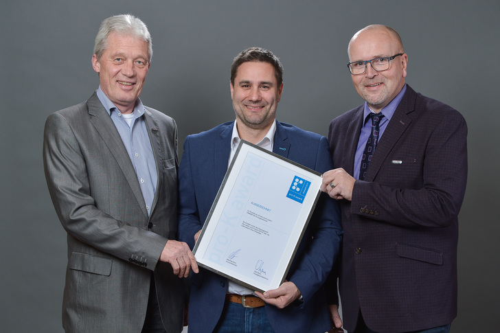 Bei der Preisverleihung im Rahmen der pro-K award night in Frankfurt nahmen Christian Korfsmeier, Gesamtleiter Vertrieb/Marketing, Marketingleiter Lars Bultmann und Vertriebsleiter Carl Weber (v. l.) die begehrte Auszeichnungsurkunde für das Unternehmen Rodenberg entgegen - Rodenberg - © Rodenberg
Bei der Preisverleihung im Rahmen der pro-K award night in Frankfurt nahmen Christian Korfsmeier, Gesamtleiter Vertrieb/Marketing, Marketingleiter Lars Bultmann und Vertriebsleiter Carl Weber (v. l.) die begehrte Auszeichnungsurkunde für das Unternehmen Rodenberg entgegen - Rodenberg - © Rodenberg
