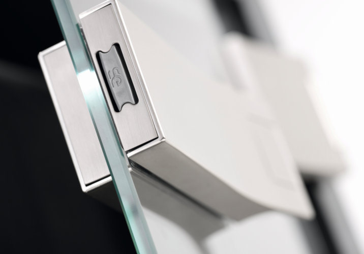 Beim Schließen der Tür wird die Magnetfalle durch einen Magnet aus dem Schloss gezogen und rastet im Schließblech ein. Bei leichtem Druck auf die Kontaktfläche wird die Verriegelung (Falle) elektrisch zurückgezogen, die Tür lässt sich öffnen. - C.R Laurence of Europe GmbH