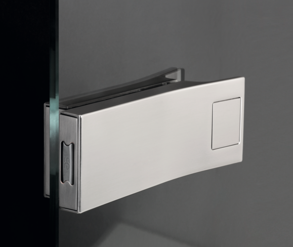 Das Öffnen und Verriegeln einer Ganzglastür, die mit dem elektronischen Schloss ausgestattet ist, erfolgt über einen leichten Druck auf die Kontaktfläche. - C.R Laurence of Europe GmbH