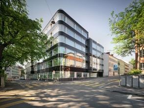 Harmonische Erscheinung: Gerundete Gebäudeecken sind das Merkmal der ersten gebogenen Closed Cavity Fassade. - Karin Gauch und Fabien Schwartz