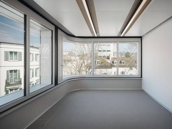 Die modernen Büroräume werden von der Staffelung des Gebäudes geprägt, was interessante Innenräume schafft, insbesondere an den “runden“ Ecken des Neubaus. - Karin Gauch und Fabien Schwartz