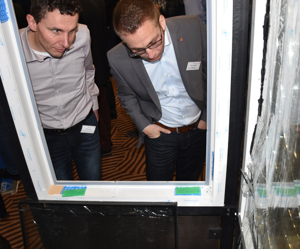 Vom ift Rosenheim wurden Prüfungen im Vergleich von geklebtem und nicht geklebtem Fenster simuliert - Daniel Mund / GLASWELT - © Daniel Mund / GLASWELT
Vom ift Rosenheim wurden Prüfungen im Vergleich von geklebtem und nicht geklebtem Fenster simuliert - Daniel Mund / GLASWELT - © Daniel Mund / GLASWELT