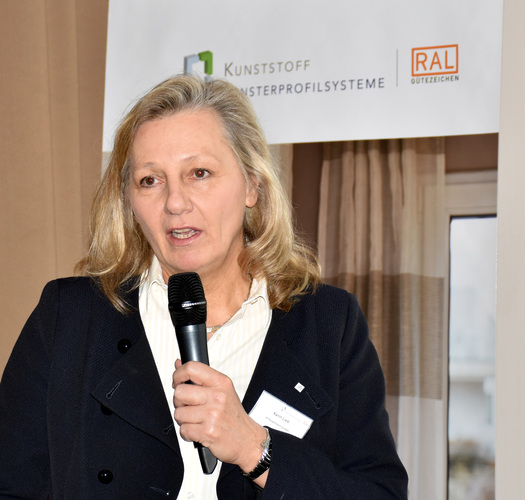 Karin Lieb vom ift ging auf die Varianten des geklebten Fensters ein — schließlich lässt sich die Klebemasse oder das Klebeband an verschiedenen Positionen im Falzgrund oder im Überschlag anbringen - Daniel Mund / GLASWELT