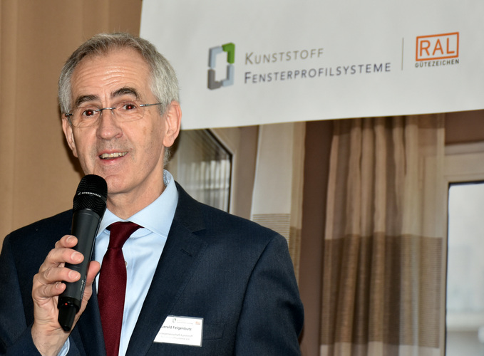 Gerald Feigenbutz zeigte auf, dass geklebte Fenster neue Gestaltungsmöglichkeiten bieten und auch größere Elemente ermöglichen. - Daniel Mund / GLASWELT - © Daniel Mund / GLASWELT
