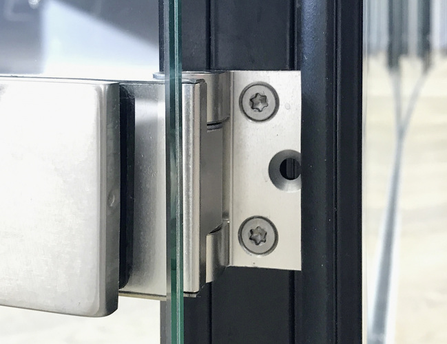 AL-Office XL ist ein trockenverglastes Zargen­profil-System ohne Versiegelung. Herkömmliche Türband- und Schlosstypen können eingesetzt werden. - Osswin Längle