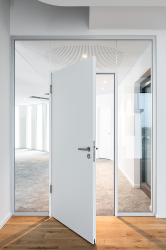 Ansprechende Umsetzung mit Glas und anderen Materialien prägen die Büroräume. Der Einsatz von Glas sorgt zudem für Transparenz und viel Licht. - nikolay@kazakov.de, www.niko-design.de