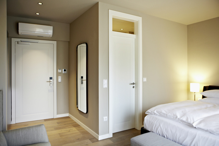 Die Modena Weißlacktüren gibt es wie hier rechts im Bild mit geschosshoher, eckiger Zarge mit Kämpferprofil und integriertem Oberlicht in Klarglas. - Prüm/Fotografin: Monika Nonnenmacher