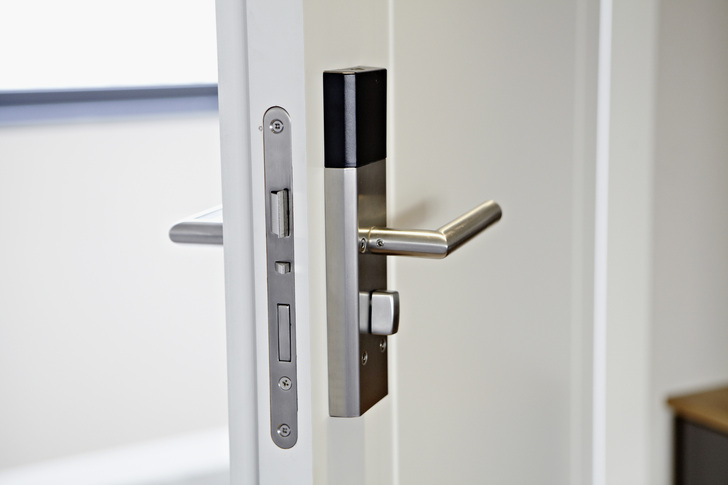 Funktionalität und ­ansprechendes ­Design zeichnen auch die ­eingesetzten Tür­beschläge aus. - Prüm/Fotografin: Monika Nonnenmacher