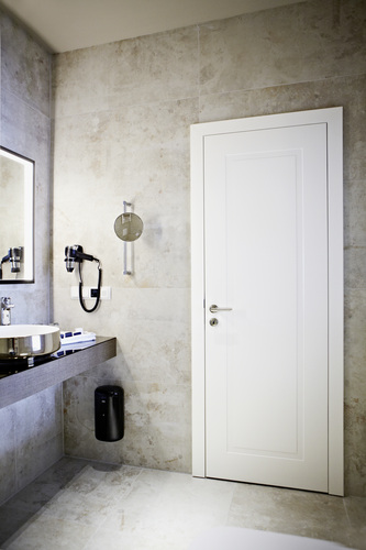 Ansprechende Türen findet der Hotelbesucher auch im Bad. - Prüm/Fotografin: Monika Nonnenmacher