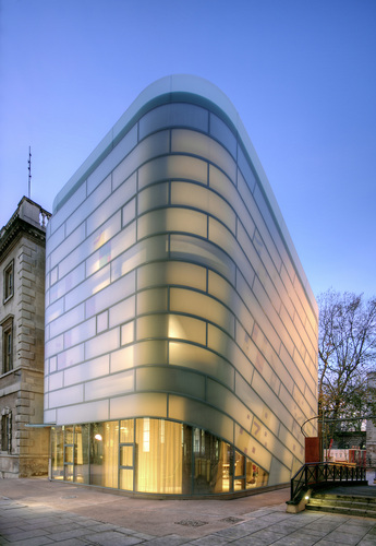 Werden abends im Gebäude die Lichter angestellt, strahl es nach außen. - Courtesy of Steven Holl, Raf Makda