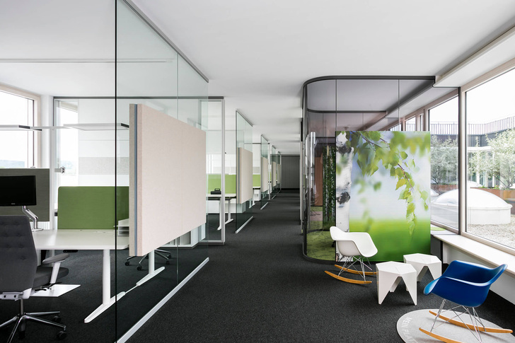 Glastrennwand von feco mit integriertem Akustikpaneel. Damit lassen sich Offenheit und Lärmschutz am Büroplatz umsetzen. - feco-feederle; Nikolay Kazakov, Karlsruhe, www.kazakov.de