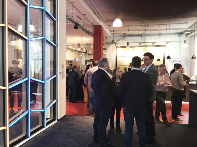 Bei der Auftaktveranstaltung des Flachglas MarkenKreises im Next-Studio. - Matthias Rehberger / GLASWELT