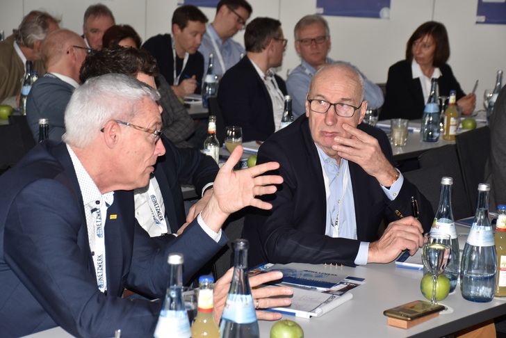 Ein wichtiges Element des Partnertages des Netzwerk-Forums: Man redet miteinander. Hier tauschen sich Dieter Ammon (l.) und Helmut Hilzinger aus - Daniel Mund / GLASWELT - © Daniel Mund / GLASWELT
Ein wichtiges Element des Partnertages des Netzwerk-Forums: Man redet miteinander. Hier tauschen sich Dieter Ammon (l.) und Helmut Hilzinger aus - Daniel Mund / GLASWELT - © Daniel Mund / GLASWELT