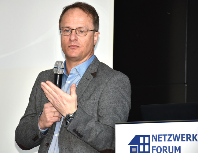 Prof. Dr. Markus Hengstschläger kam aus Wien und überzeugte mit einem humorvollen und aufrüttelnden Beitrag. "Die Fragen der Zukunft sind nur zu lösen, wenn wir häufiger auf den glücklichen Zufall stoßen." - Daniel Mund / GLASWELT