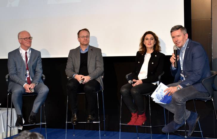 (v.l.): Wolf-Dieter Sprenger von der Stadtsiedlung Heilbronn, Prof. Dr. Markus Hengstschläger, Anja Förster und Oliver Frey bei der Talkrunde "Drei bei Frey" - Daniel Mund / GLASWELT - © Daniel Mund / GLASWELT
