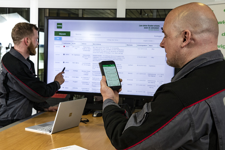 Das morgendliche Briefing findet seit Einführung der neuen Software an einem interaktiven Whiteboard statt. - C.W. Dallwig Nachf. Grimm GmbH - © C.W. Dallwig Nachf. Grimm GmbH
