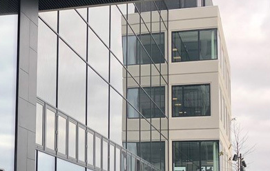 Die Fassade des neuen Verwaltungsgebäudes ist nach Süden ausgerichtet, sollte aber keinen außen liegenden Sonnenschutz besitzen. Microlamellen im Glas waren die Lösung. - Microshade - © Microshade
