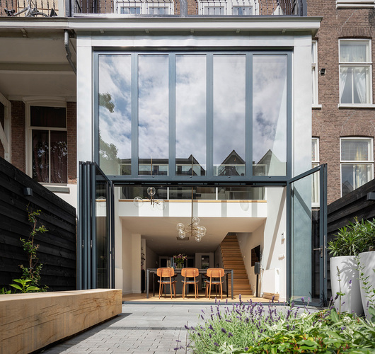 Die fünf Glaselemente erstrecken sich über zwei Geschosse und lassen sich im Ziehharmonika Prinzip einfach öffnen und schließen. - © Solarlux
Die fünf Glaselemente erstrecken sich über zwei Geschosse und lassen sich im Ziehharmonika Prinzip einfach öffnen und schließen. - Solarlux