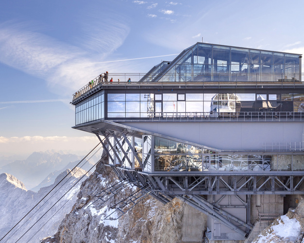 Die spektakuläre Bergstation der Seilbahn auf der Zugspitze bietet sowohl von innen als auch von der Gipfelterrasse grandiose Ausblicke in die umgebende Bergwelt. - Vetrotech Saint-Gobain, Fotograf: Christoph Seelbach