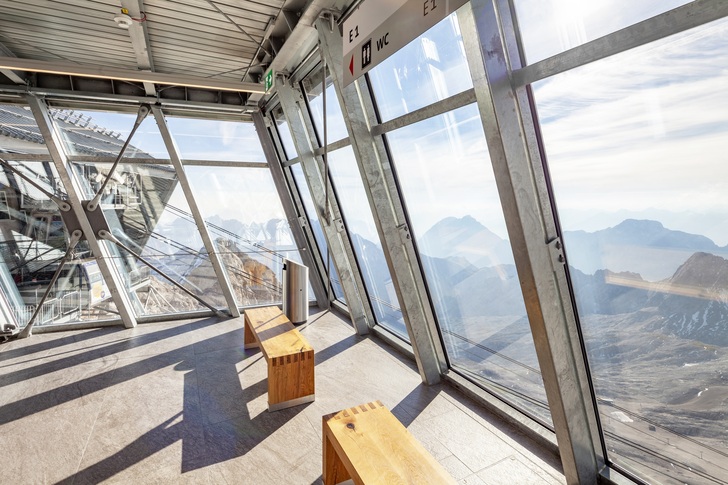 Ein weiter Blick über die Berge soweit das Auge reicht. - Vetrotech Saint-Gobain, Fotograf: Christoph Seelbach - © Vetrotech Saint-Gobain, Fotograf: Christoph Seelbach
