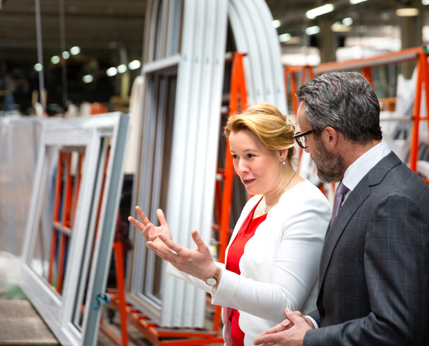Dr. Giffey im Gespräch mit Geschäftsführer Stefan Schwanekamp - Ventana