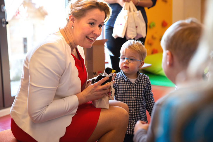 Dr. Giffey überreicht den Kindern der Glücksfabrik kleine Geschenke - Ventana - © Ventana
