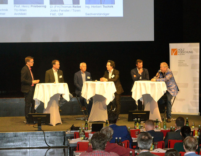 Podiumsdiskussion in Villach (v.l.): Daniel Mund (Chefredakteur GLASWELT) im Gespräch mit Dr. Andreas Gobiet (ZAMG), Manfred Müller (Müller Fenstertechnik GmbH), Univ.Prof. Arch. DI. Dr.techn. Heinz Priebernig (TU-Wien), Thomas Reibe (Josko), Ing. Herbert Tschirk (Sachverständiger) - Andreas Suttner, Holzforschung Austria - © Andreas Suttner, Holzforschung Austria
