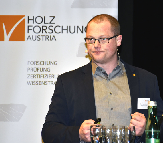 Dr. Boris Forsthuber (Holzforschung Austria) zeigte, mit welchen Mitteln sich dunkle Oberflächen weniger aufheizen. - Daniel Mund / GLASWELT