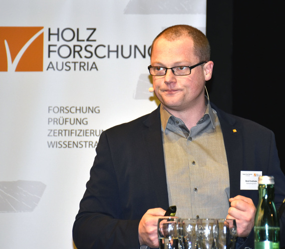 Dr. Boris Forsthuber (Holzforschung Austria) zeigte, mit welchen Mitteln sich dunkle Oberflächen weniger aufheizen. - Daniel Mund / GLASWELT - © Daniel Mund / GLASWELT
