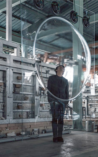 Mit dieser Installation möchte AGC Designern und Produktmanagern den maximalen Ausdruck seiner Fähigkeiten in der Glas- und Keramikverarbeitung vermitteln. - AGC