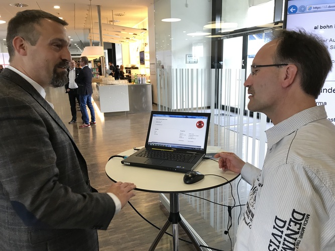 Als besonderes Highlight gab es den neuen Tür-Konfigurator zu sehen, der den Besuchern im Detail erläutert wurde. - Matthias Rehberger / GLASWELT