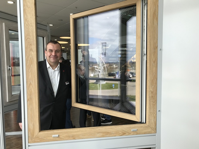 Matthias König, der Geschäftsführer von al bohn, präsentiert neue Produkte. Hier ein Fenster mit einem neuen Folierungstyp. - Matthias Rehberger / GLASWELT - © Matthias Rehberger / GLASWELT
Matthias König, der Geschäftsführer von al bohn, präsentiert neue Produkte. Hier ein Fenster mit einem neuen Folierungstyp. - Matthias Rehberger / GLASWELT - © Matthias Rehberger / GLASWELT