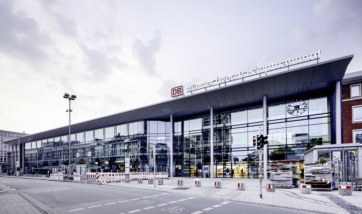 Die Westfassade des Münster Hbf kommt ohne außenliegenden Sonnenschutz aus. Sie ist mit leistungsfähigem Sonnenschutzglas (Typ Isolar Solarlux) ausgestattet. - Wicona - © Wicona
