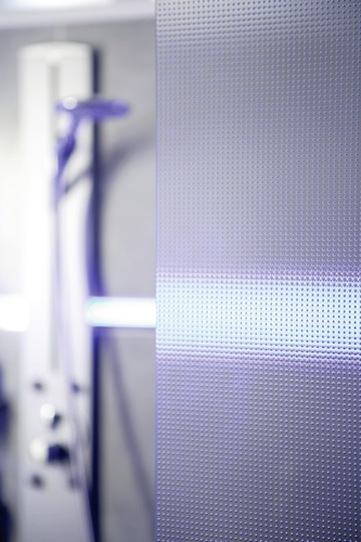 Glas muss nicht immer transparent sein. Gussglas sowie opake oder teilsdurchsichtige Gläser sind nicht nur optisch reizvoll, sie schaffen zudem auch Privatheit. - Vogelsänger Studios / Saint-Gobain Glass