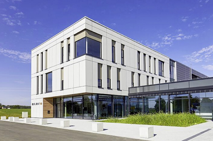 Dieser Neubau wurde von Elero mit ZIP-Anlagen ausgestattet, inklusive einer Lösung von Roma für die Fensterecke. - Elero