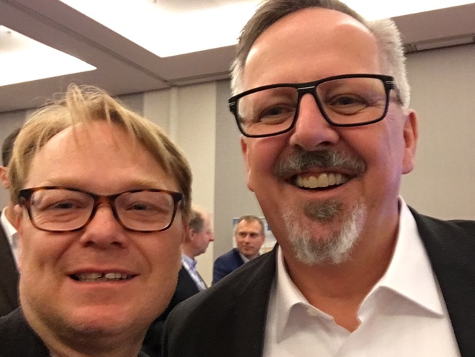 GLASWELT Redakteur Matthias Rehberger gratuliert dem neuen BF-Vorstandsvorsitzenden Hans-Joachim Arnold. - Matthias Rehberger / GLASWELT