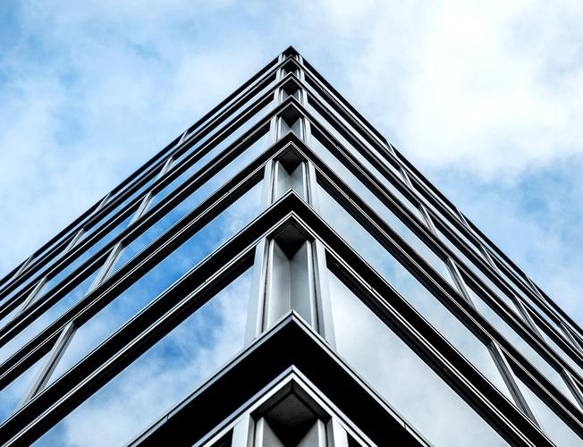 Markante Detailansicht des Neubaus. - Schüco International KG // Fotograf: Felix Löchner