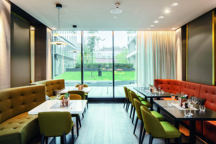 Die schlanken Fassadenprofile des Systems Schüco FWS 60.HI ermöglichen ungestörte Aussichten. - Schüco International KG // Fotograf: Felix Löchner