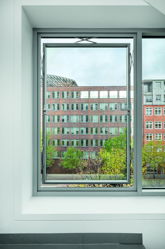 Für eine optimierte natürliche Belüftung kam das Parallel-Ausstellfenster Schüco AWS 114 zum Einsatz. - Schüco International KG // Fotograf: Felix Löchner