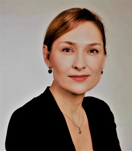 Ildikó Erhard entwirft die Berufskleidung beim Systemanbieter für Berufskleidung CWS. - CWS