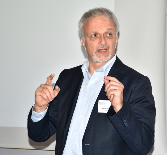 Dr. Christian Kaiser von Heinze GmbH stellte die Hochrechnung des Fenster- und Türenmarktes vor - Daniel Mund / GLASWELT - © Daniel Mund / GLASWELT
